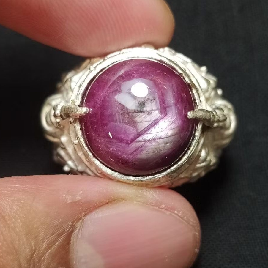 Natural ruby star // ruby Madagascar // ruby Afrika // mirah tridatu // merah putih hitam