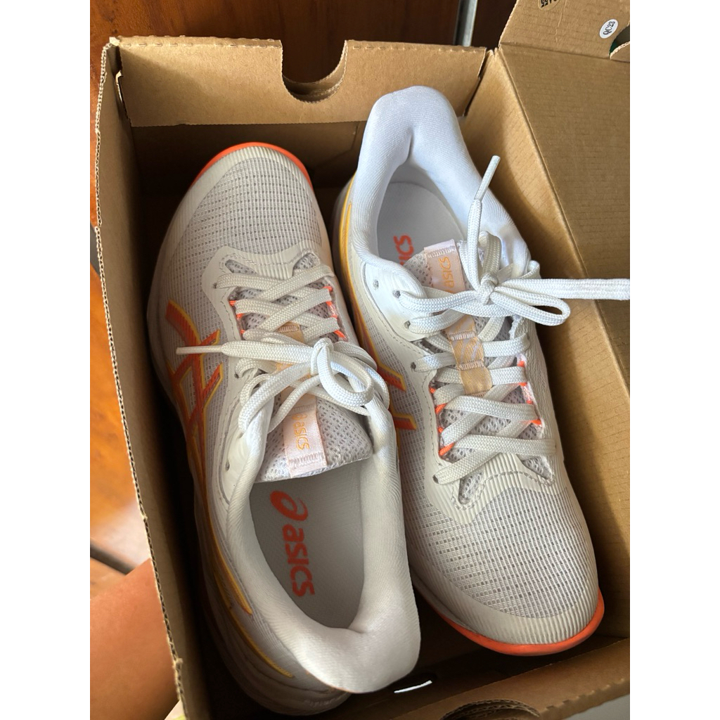 sepatu asics volly