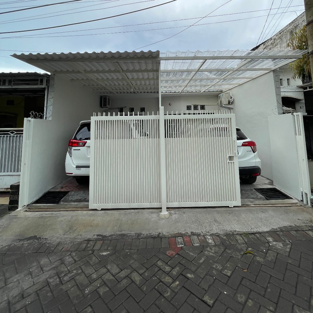 Pagar Rumah Siku Putih dengan Kanopi Atap Transparan dan Spandek Cocok untuk Meredam Panas dan Suara
