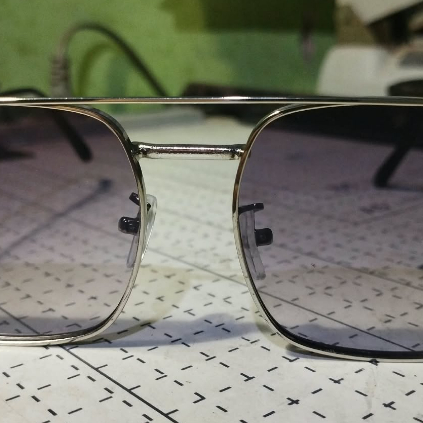 Kaca mata Lensa Gradien (Gradient Lenses) bisa dipakai siang hari maupun malam hari