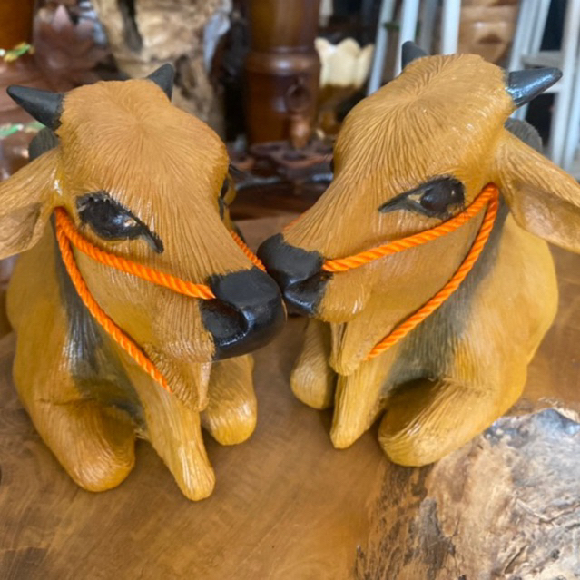 Patung sapi kayu jati