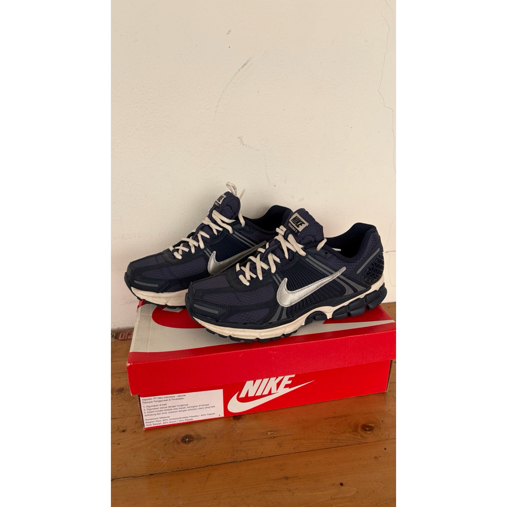 NIKE Zoom Vomero 5 SE Sepatu Lari Pria Biru Void Hitam Original Resmi Second