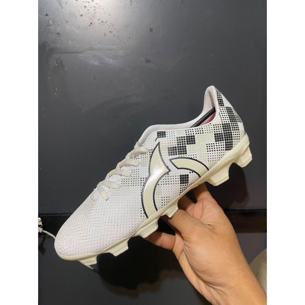 Sepatu Bola Ortuseight Quadra ORI Size 39