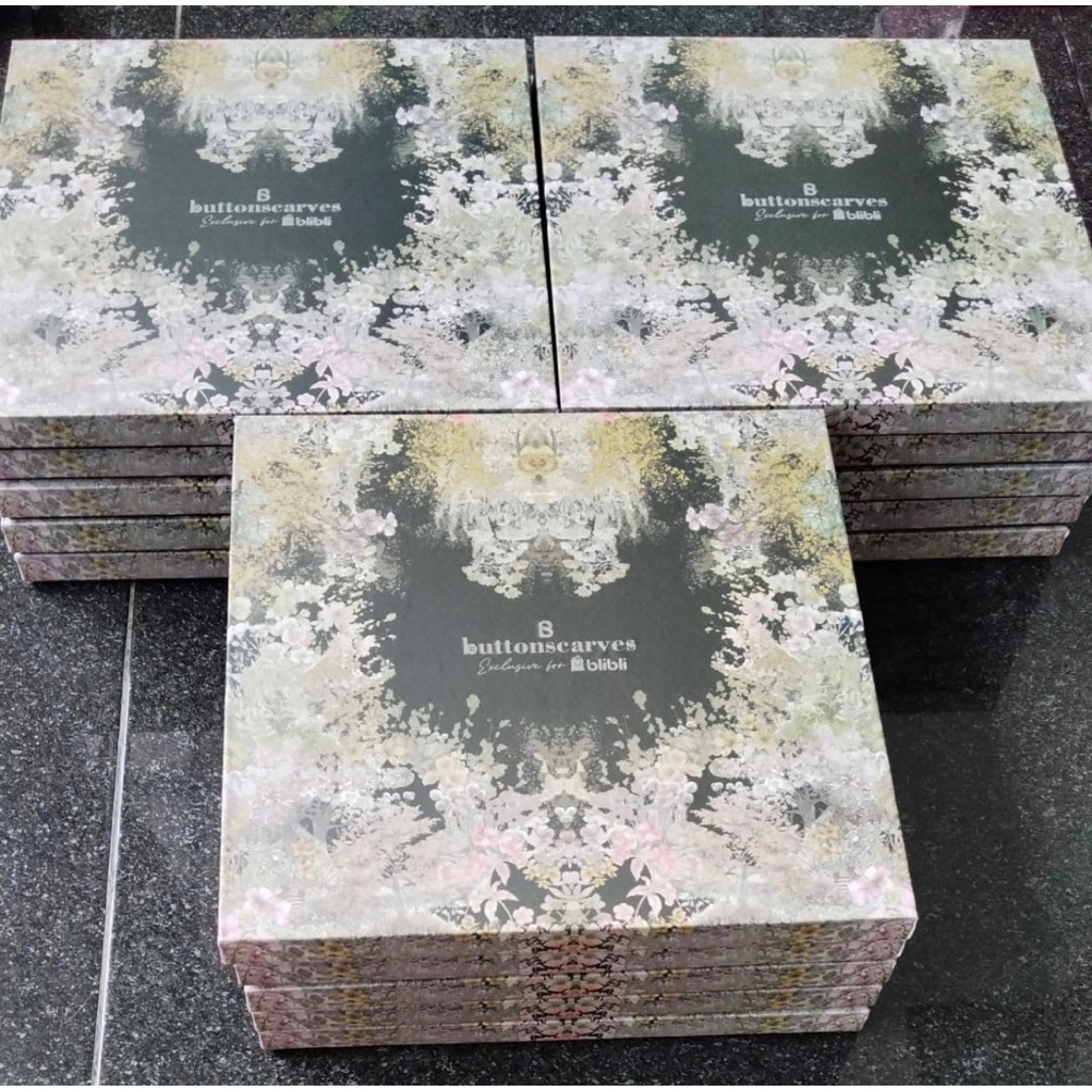 

box buttonscarves new