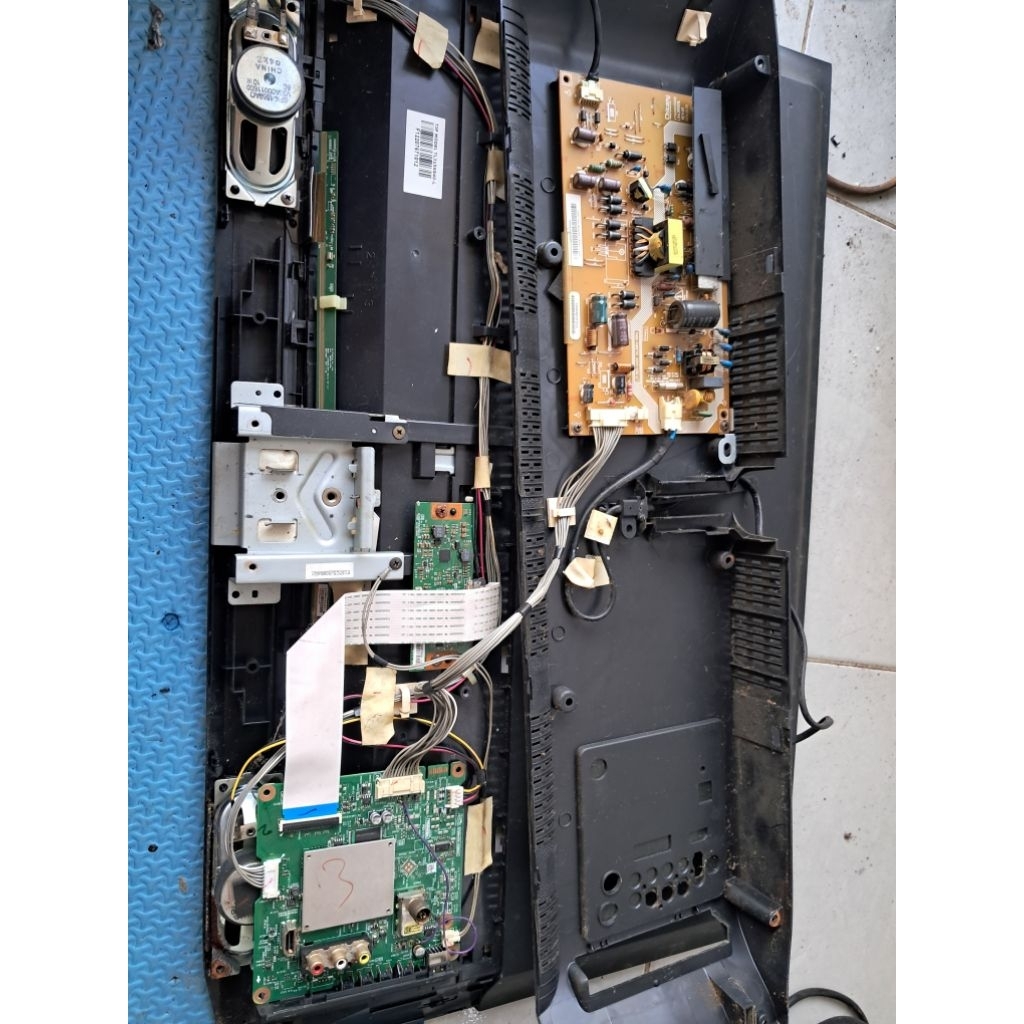 TV TOSHIBA 32P2400VJ, ex layar pecah. mesin normal. NO RETURN, NO KOMPLAIN