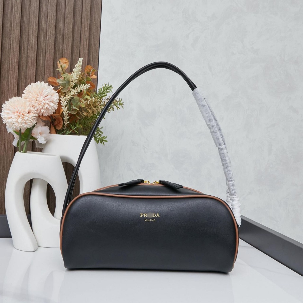 Tas Wanita Model Bowling Bag 2025 Desain Elegan Kulit Premium dengan Aksen Kontras dan Ruang Besar C