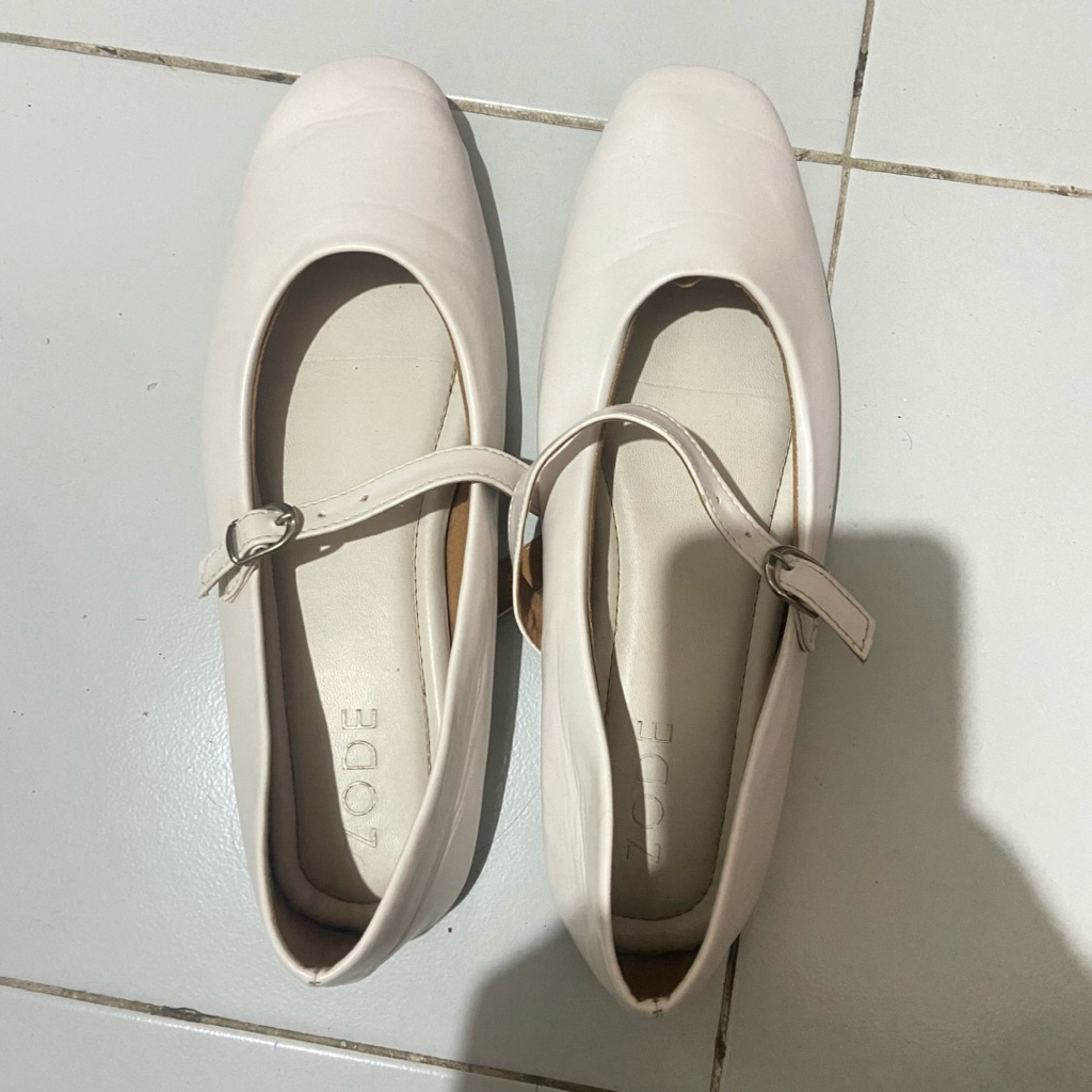preloved flatshoes zode warna beige ukuran 42
