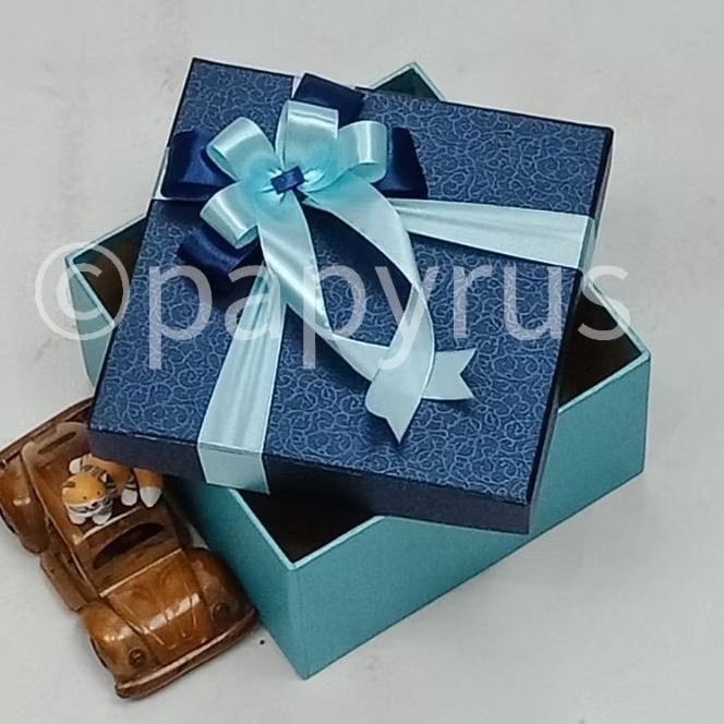 

PAPYRUS Kombinasi 17,5x17,5 Tinggi 8cm Kotak Kado Gift Box Hardbox Hampers Hadiah V3