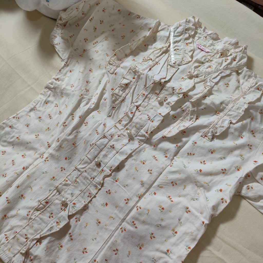 Blouse Putih Motif Floral Ruffle