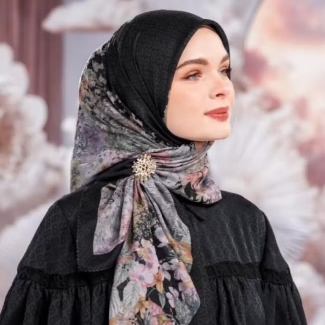 Champ de Fleur Black Iris Buttonscarves