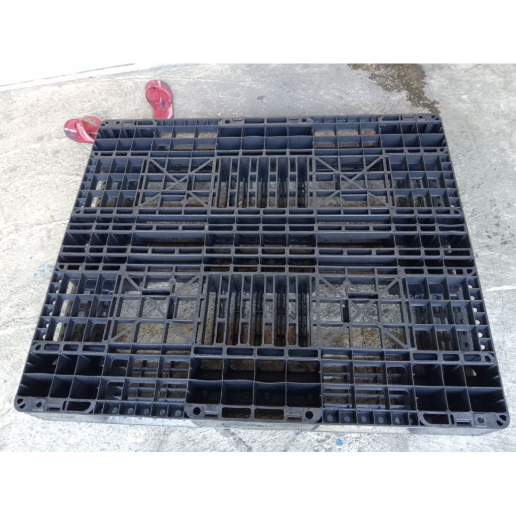

palet plastik ukuran 130x110x14 cm