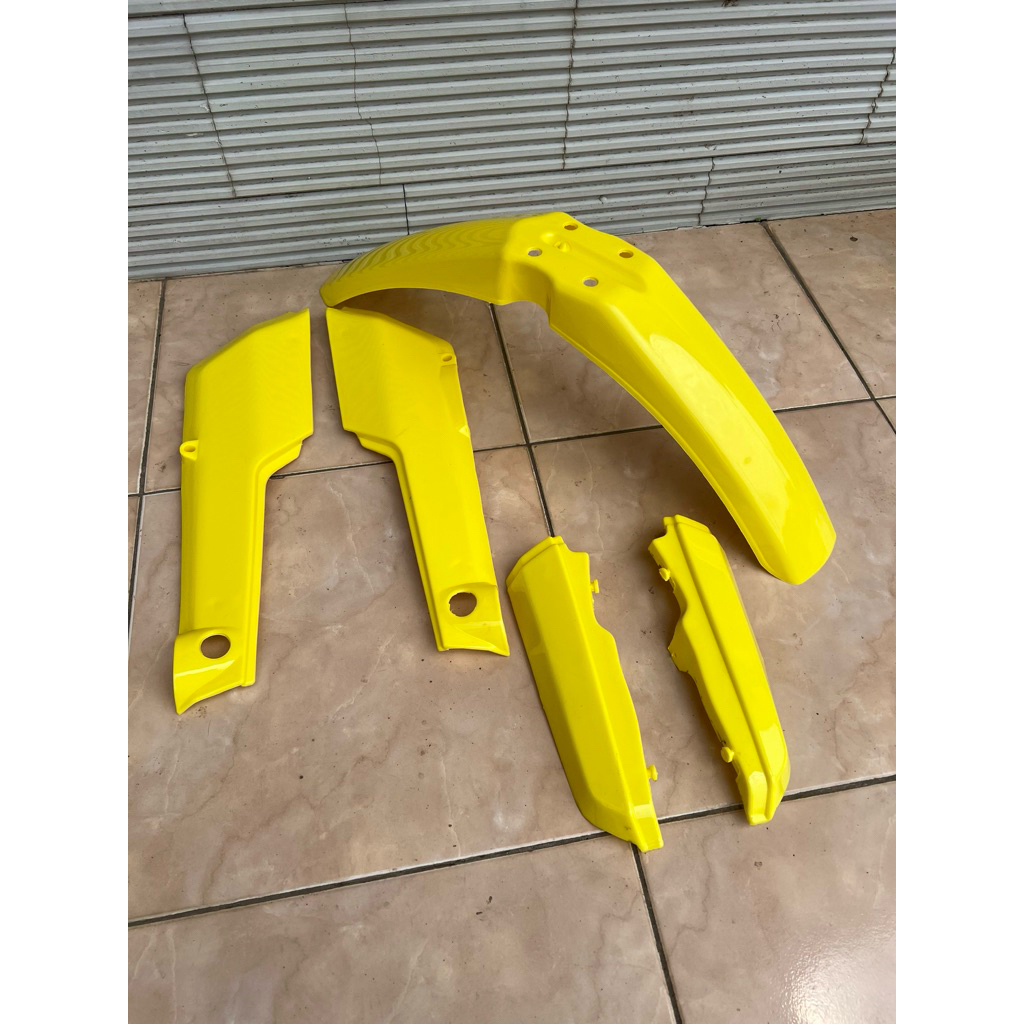 COD SPAKBOR SLEBOR DEPAN WIN TRAIL SET BOK ACCU AKI PLUS SIRIP MASIH MENTAH KUNING GLOSSY