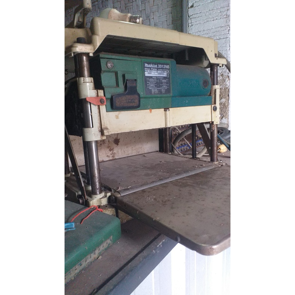 Makita 2012NB Mesin serut kayu / planer