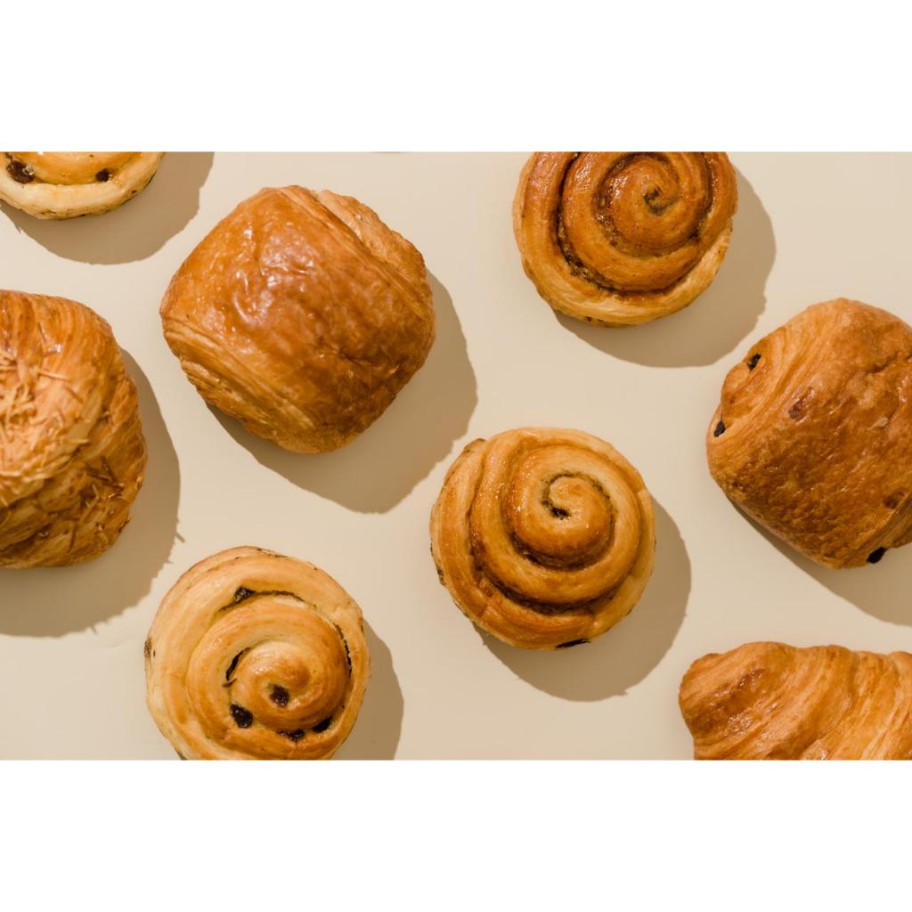 

Cinnamon Roll (Croissant dengan taburan kayu manis premium)