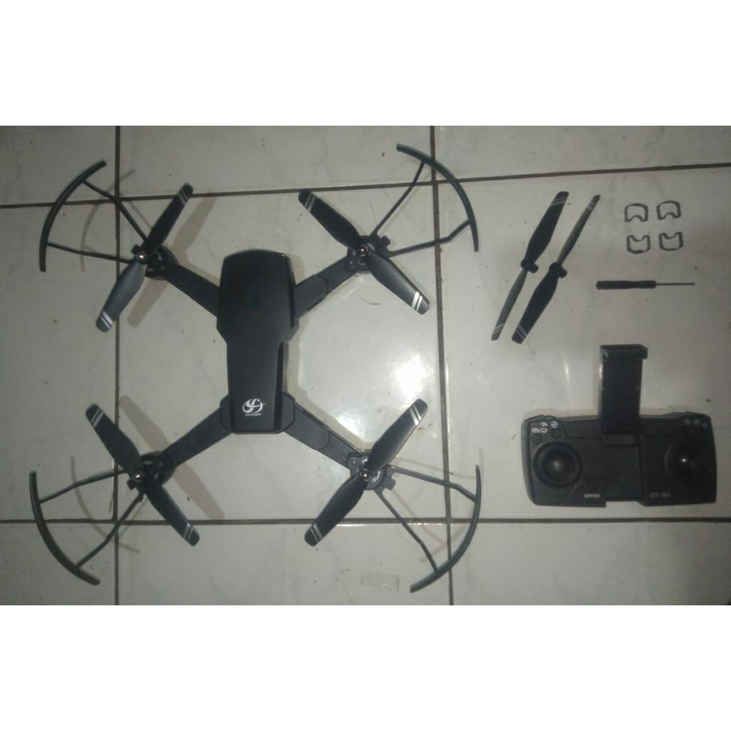 Dron lupa merek