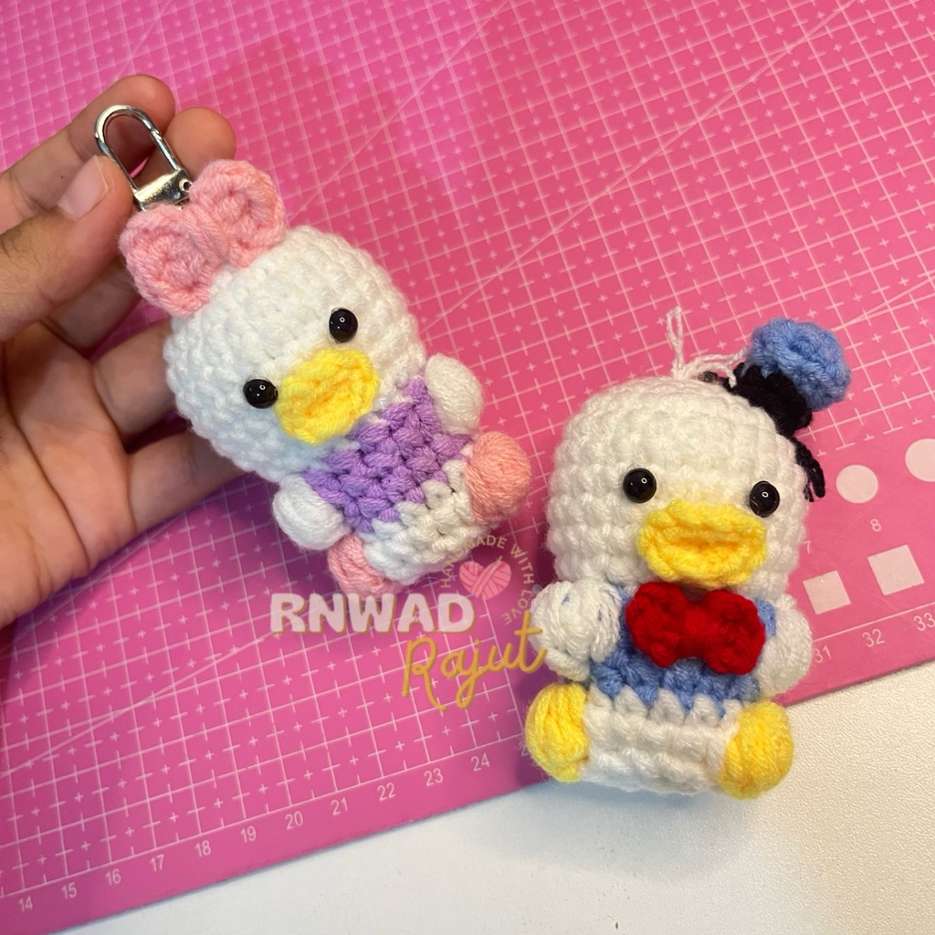 Rnwadrajut.id | Amigurumi Donald Duck & Daisy | Gantungan Kunci Couple Donald Duck & Daisy
