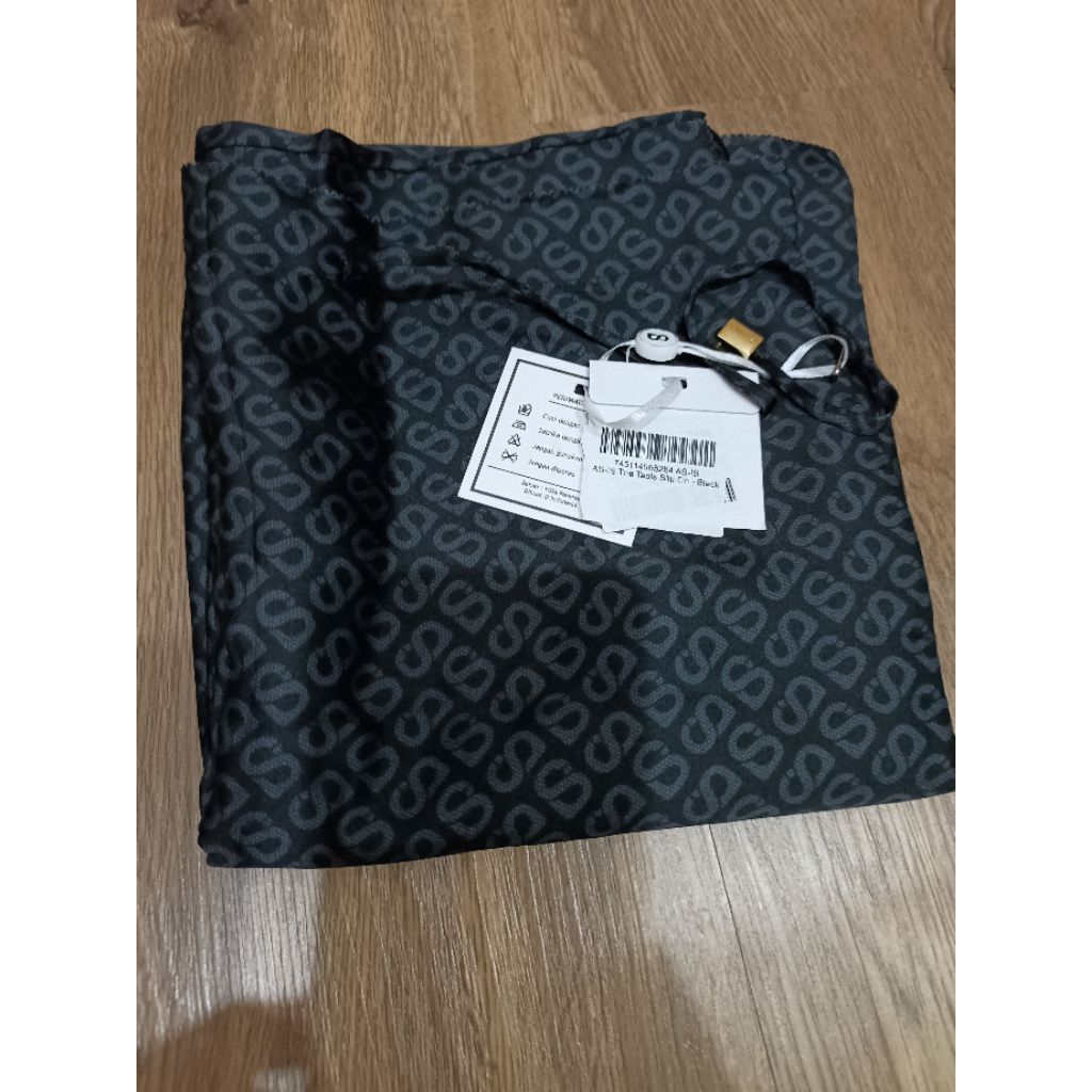 Tapis slip on black buttonscarves as is