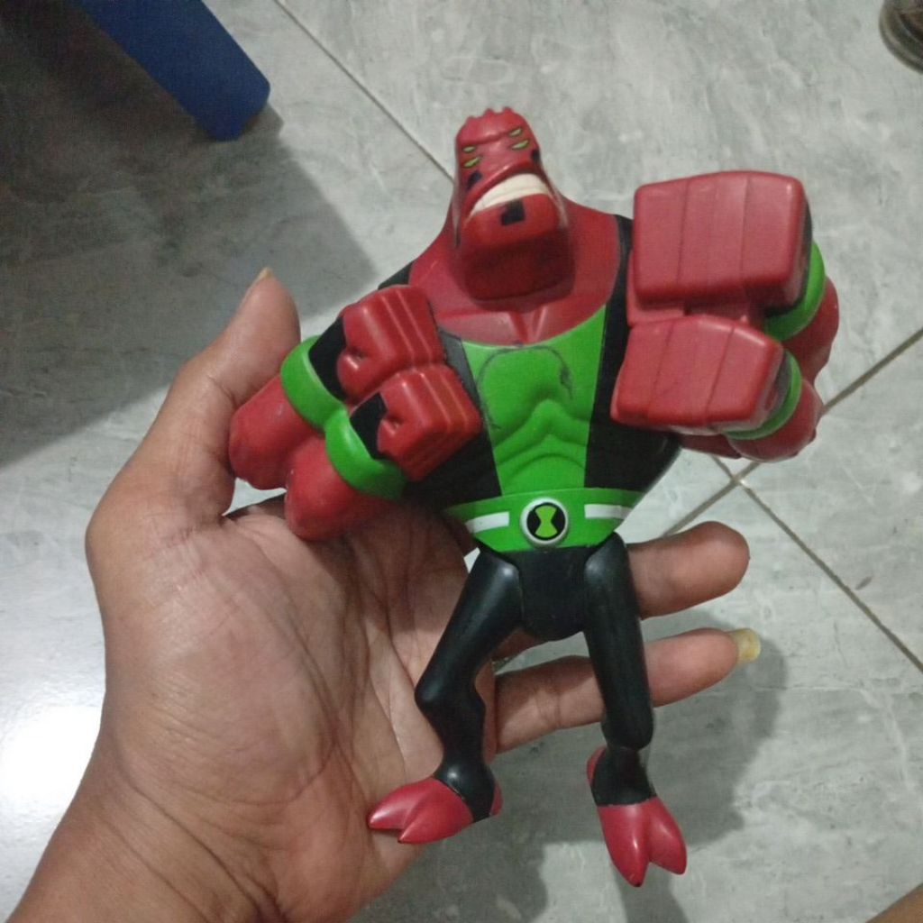 Figure Ben 10 Four Arms Punching Bandai