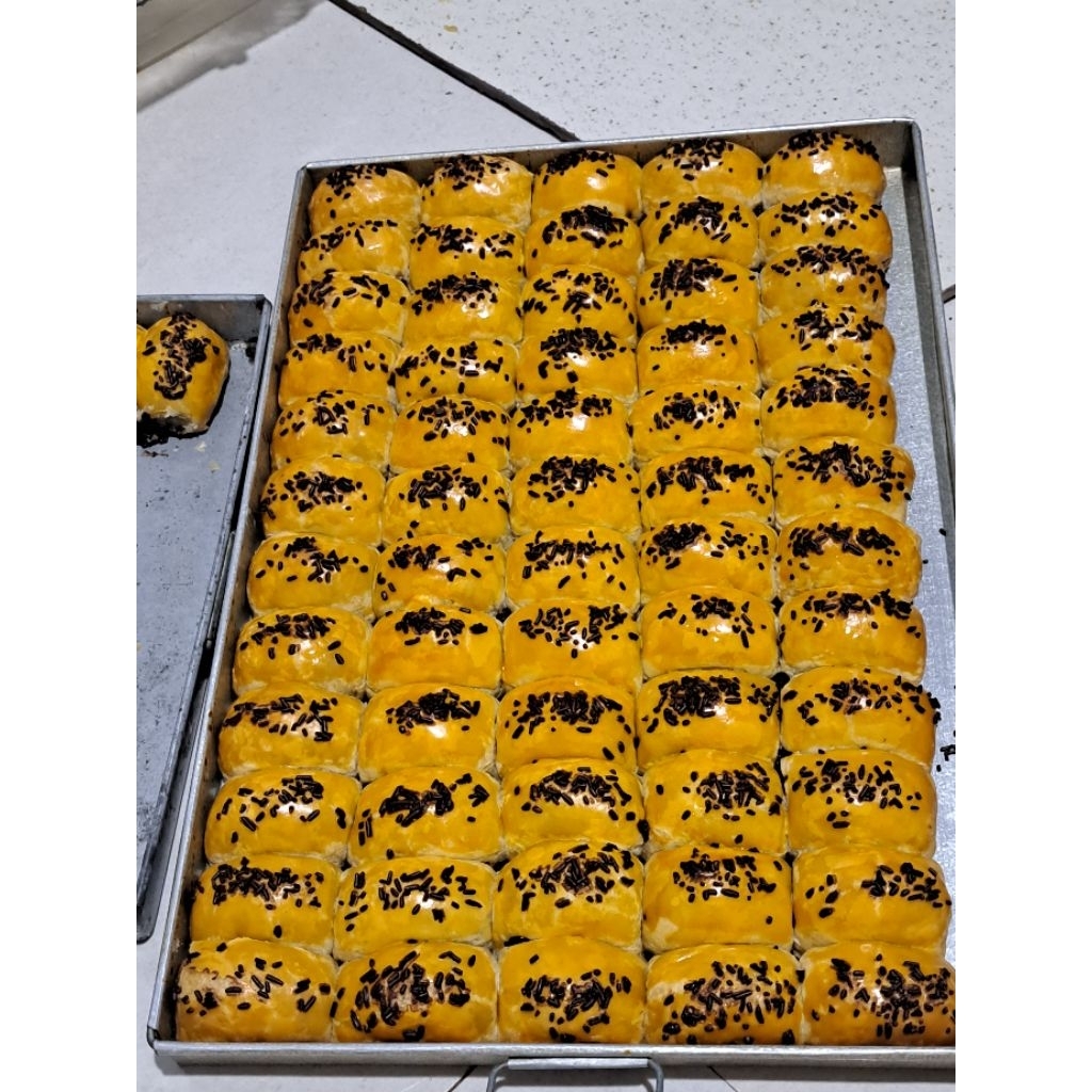 

Bolen pisang keju coklat 1box isi 8pc