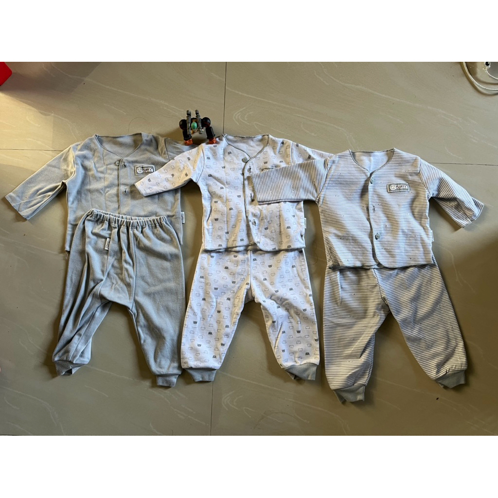 preloved Baju merk fluffy setelan baju tidur new born. Muat bayi umur 0-3 bulan