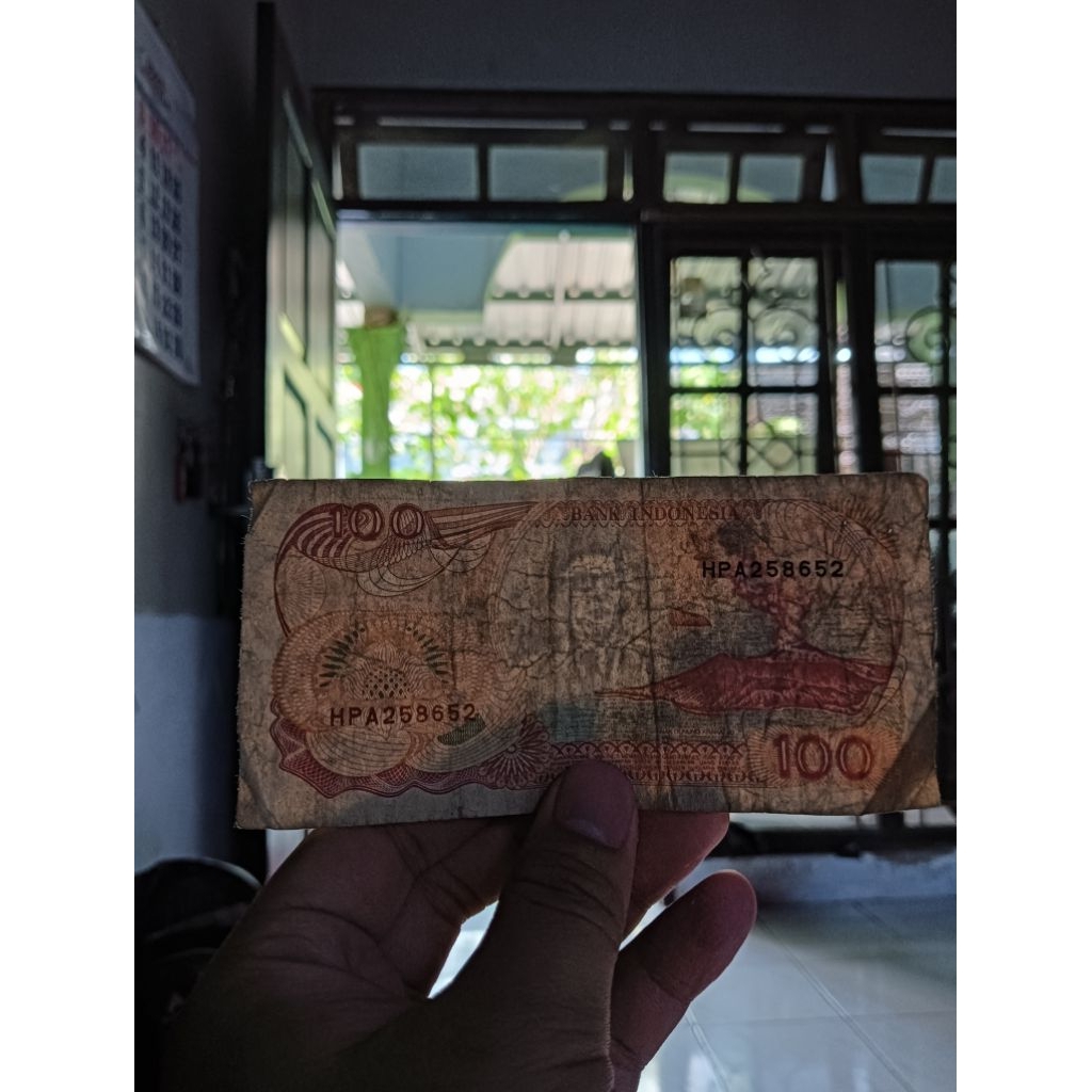 Uang Kertas Kuno Pecahan 100 Rupiah Tahun Emisi 1992 Dengan Gambar Perahu Pinisi