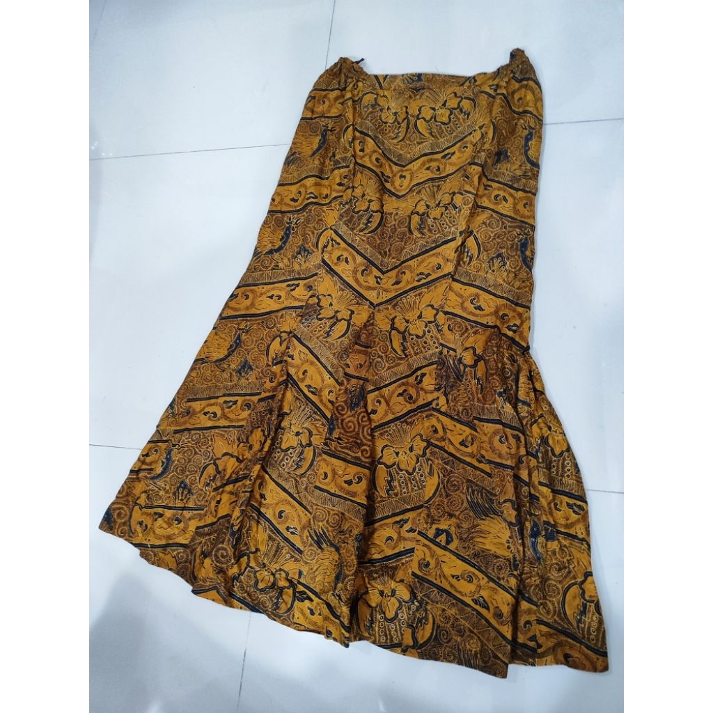 Rok bawahan midi wanita batik coklat bermotif hitam
