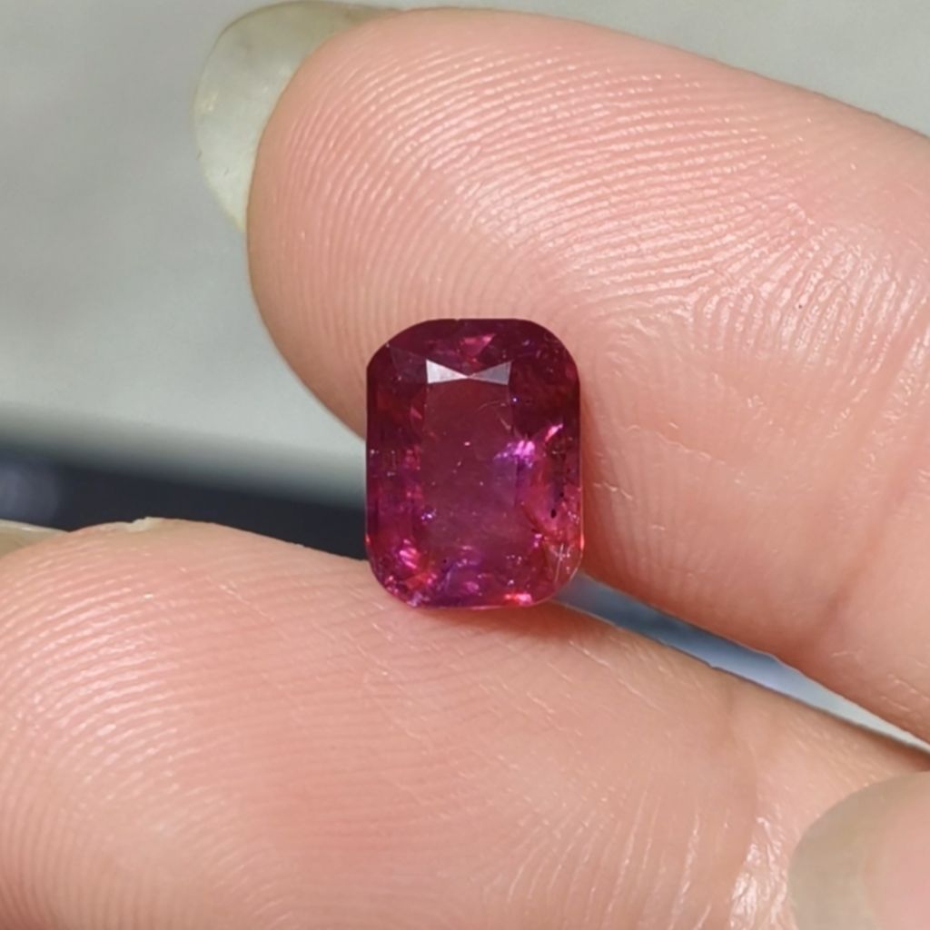 Natural Ruby NTE Madagascar 1,54ct Pinkish-red Memo GRI