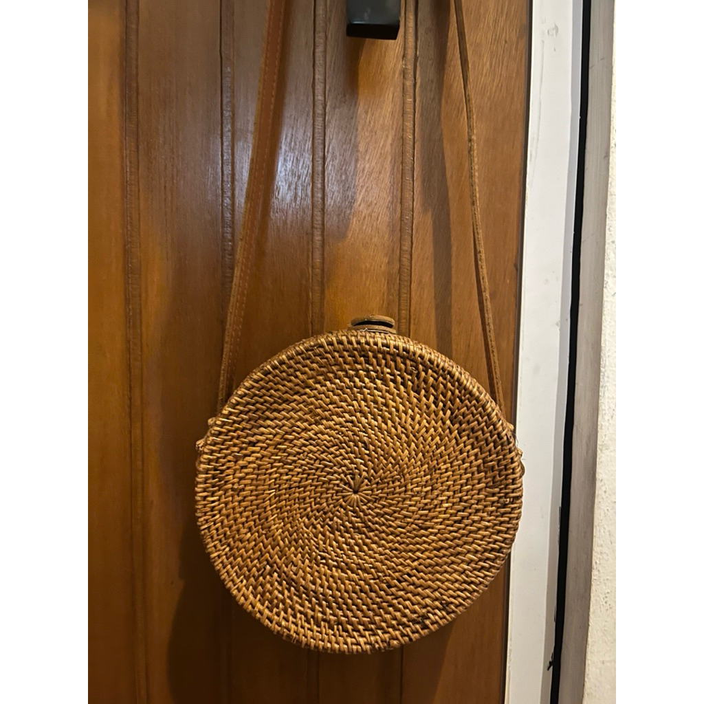 [PRELOVED] TAS ROTAN BULAT TALI KULIT HANDMADE JOGJA