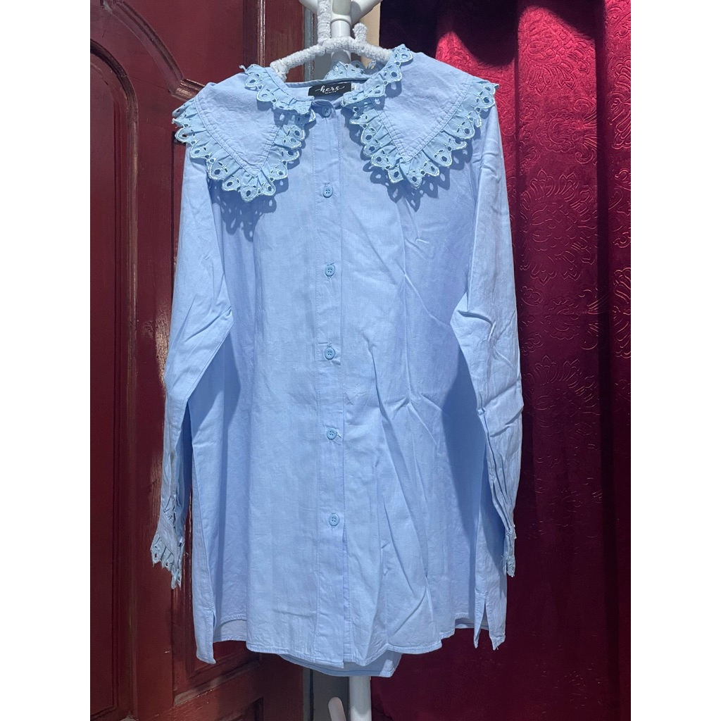 Blouse Biru Wanita Lengan Panjang – Kemeja Casual dengan Kerah Renda Lebar