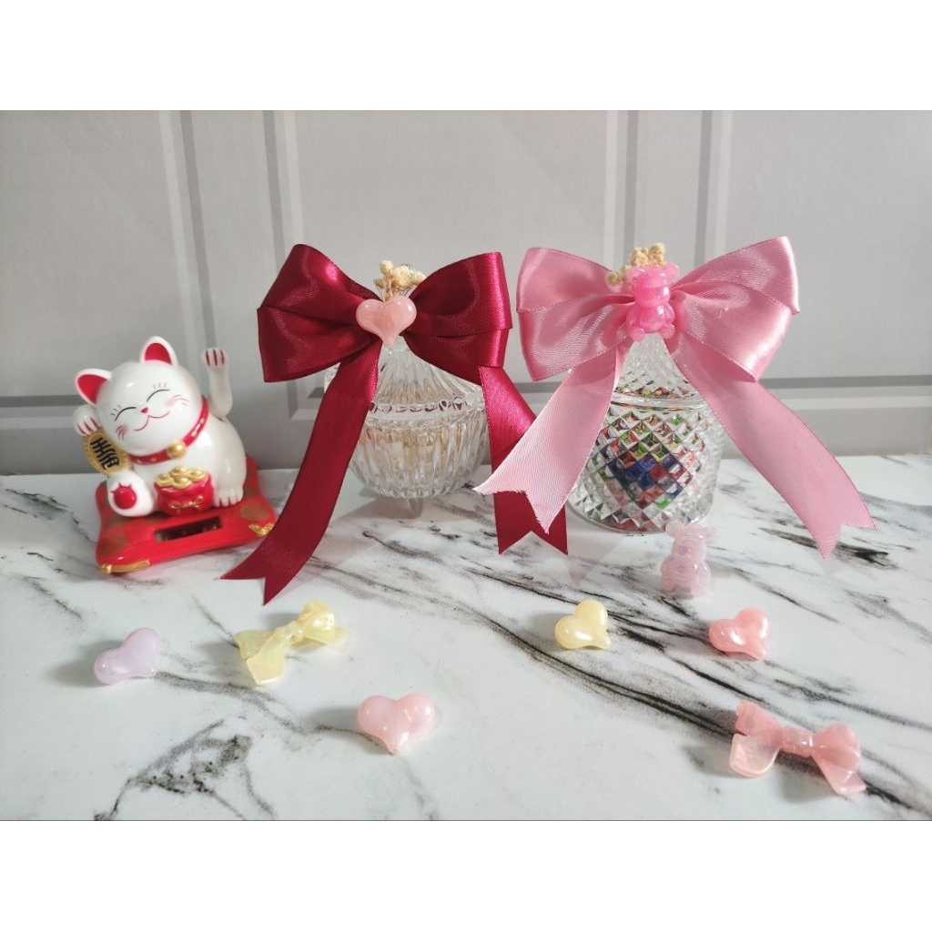 

Souvenir Pita Satin Elegan Hiasan Random | Bear, Love,& pitaPita Souvenir Elegan dengan HiasanTengah(Random)