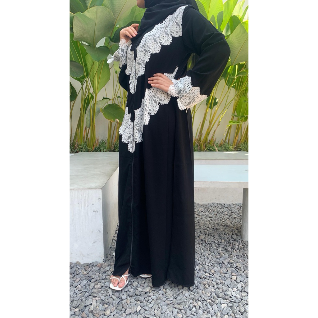 Abaya Selina 2in1 byjironah bahan jetblack kombinasi kain brokat putih.