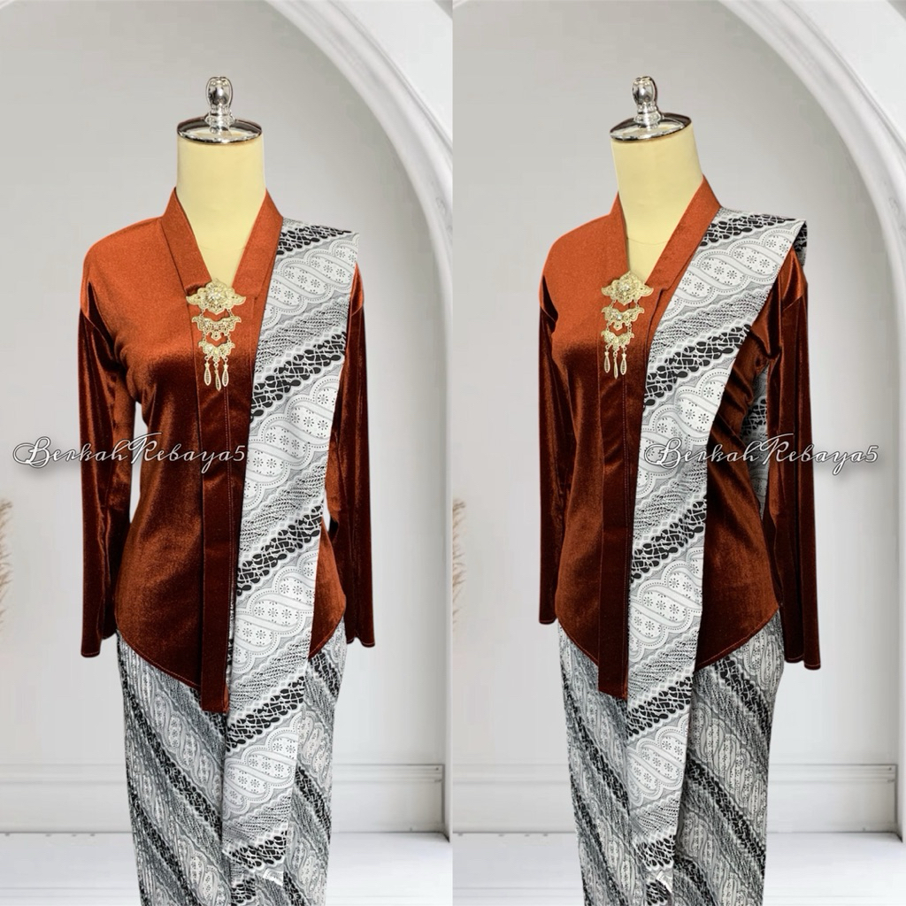 Setelan Kebaya Encim Bludru Warna Teracotta / Kebaya + Selendang + Jarik Wiru Plisket Motif Sogan Pu