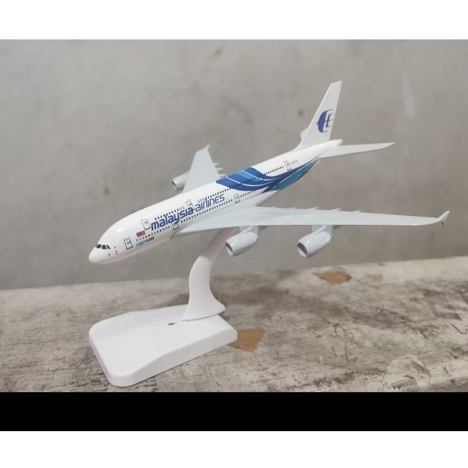 Aircraft Model Diecast Malaysia Airlines 18 Cm / Qatar