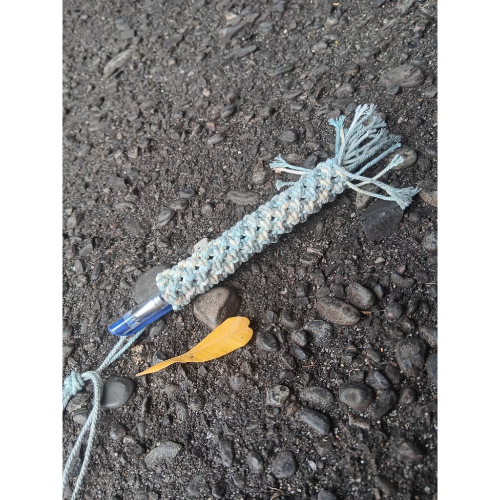 

DULCIA bolpoint Charm / Gantungan pena atau pensil macrame / tempat pensil atau pena