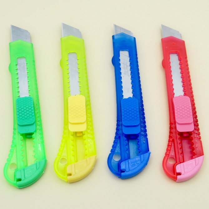 

[Grosir] 12 PCS Cutter Lembaran Merk Bossco Tajam