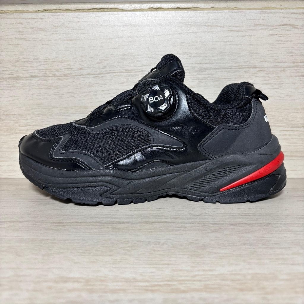 SEPATU OUTDOOR  TREKKING HIKING & RUNNING BLACK YAK BOA SYSTEM / TALI PUTAR SECOND ORIGINAL  [ MURAH