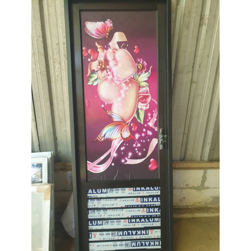 PintuKamarMandi/KusenBajaRinganBingkaiAluminiumDaunACP+stikermotif/modern/pintuminimalis.