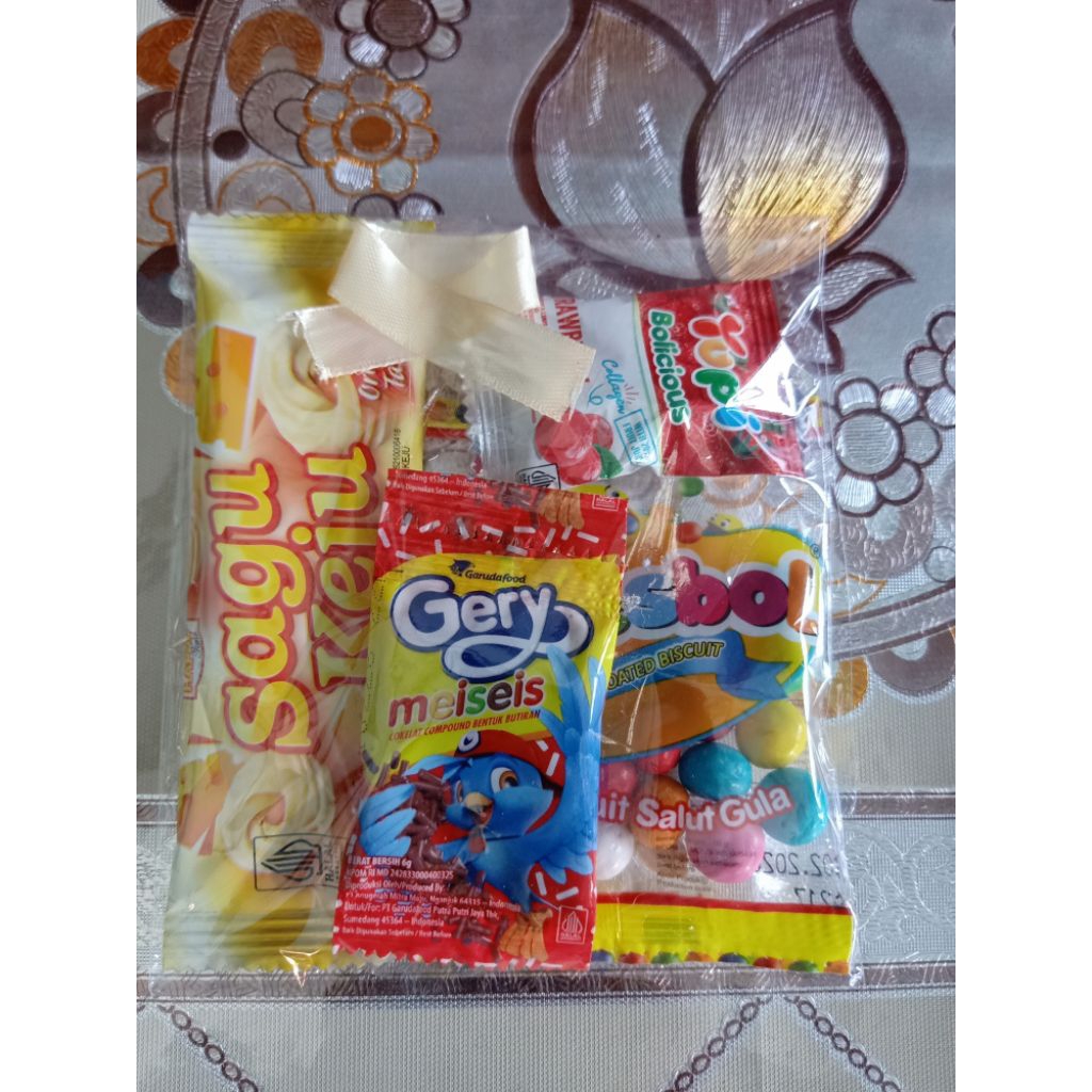 

Hanviols Mini Gift | Mini Hampers Snack Kekinian | Kado Unik Serba Bisa | Cocok untuk Semua Momen