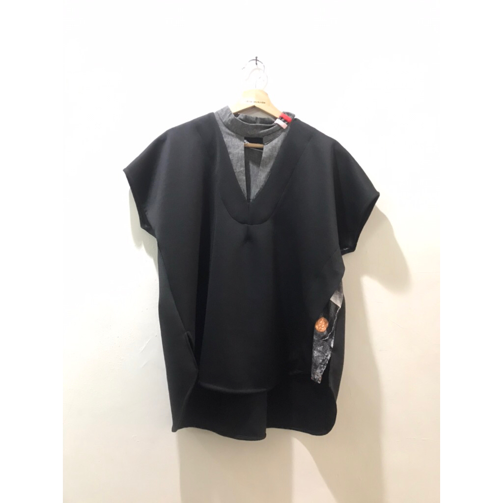 OLINE WORKROBE - YUTAKA COLLAR TOP IN BLACK