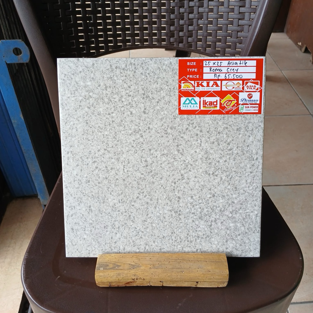 Keramik lantai matt 25x25 Roma grey Asia tile