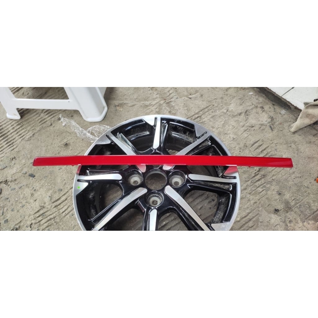 refektor bemper belakang tengah Wuling almaz