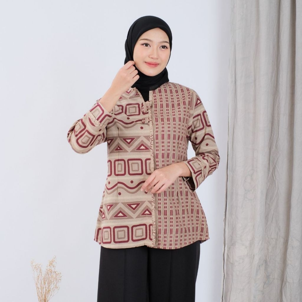 Atasan Blus Wanita Lengan 7/8 Kancing Depan Kantoran Modern Terbaru 2025