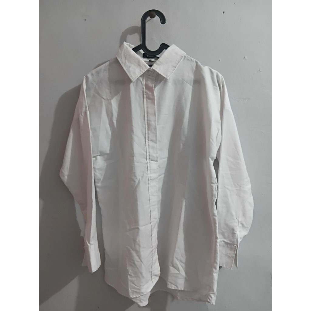 Kemeja Putih Lengan Panjang Evonne White Shirt Fashion Wanita Formal Casual Elegan [PRELOVED]