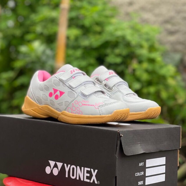 sepatu badminton anak abu pink