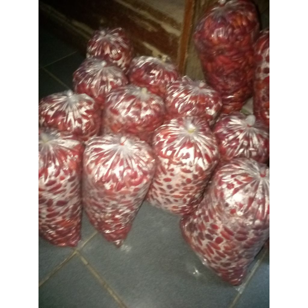 

Kulit melinjo/Tangkil merah merona masih segar,berat 1 kg