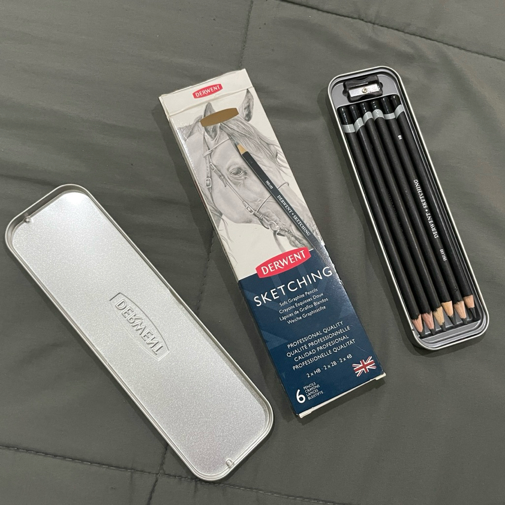 

Pensil Gambar Derwent Original Sketching Drawing Pencil Premium, bukan Faber Castell