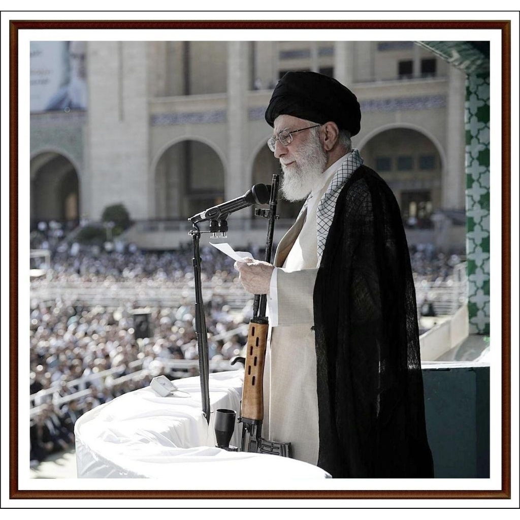 

Stiker Imam Ali Khamenei Khotbah 9x9 cm