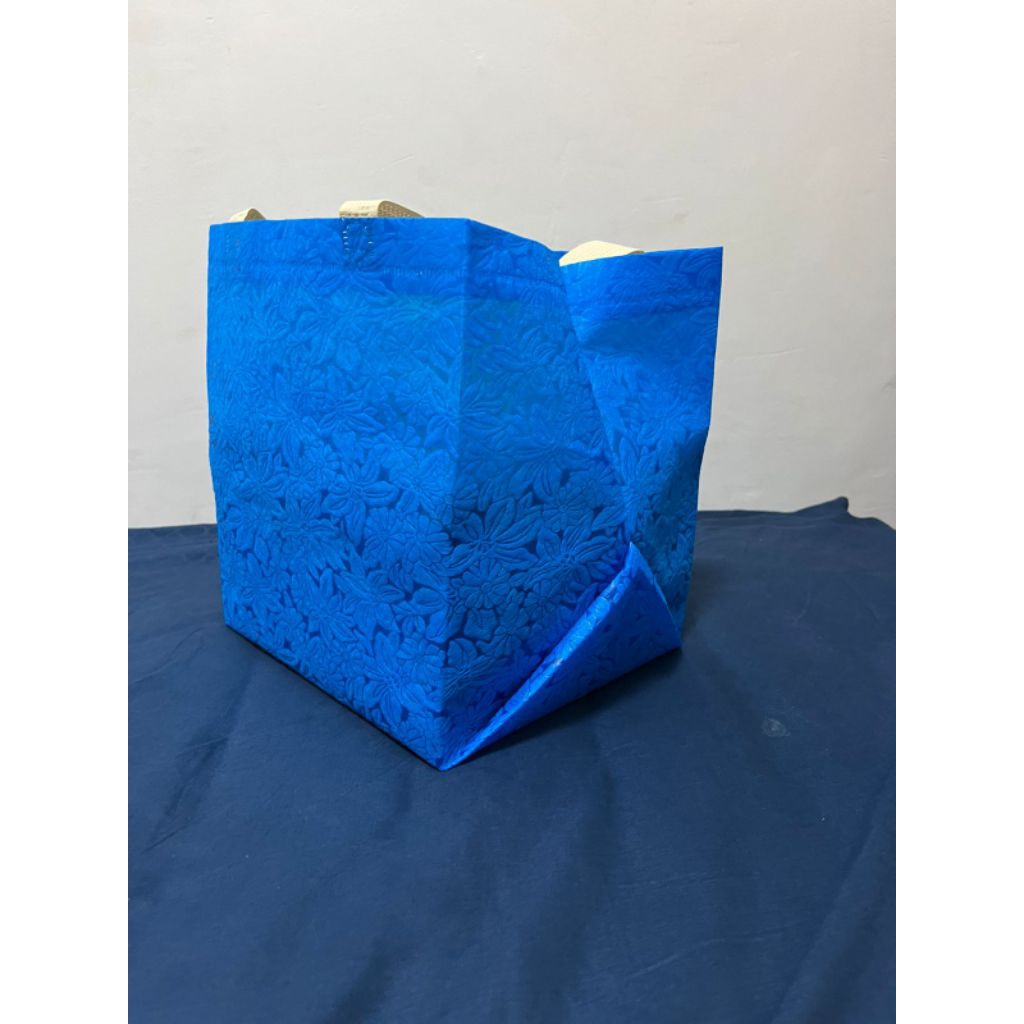 

(ISI 1 LUSIN = 12 PCS) Tas Hajatan Goodiebag Full Embos 22x22 cm / Tas Nasi Box / Tas Spunbond / Tas Belanja