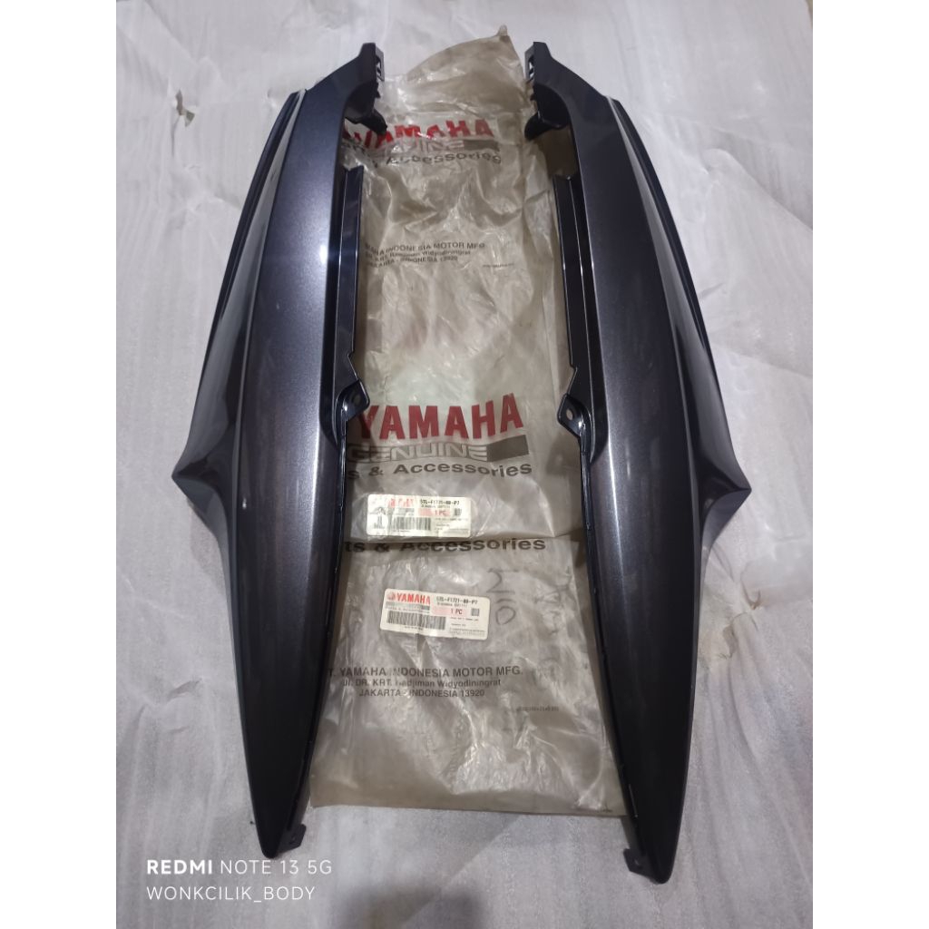 cover body belakang kiri kanan yamaha mio sporty smile abu-abu original yamaha nos