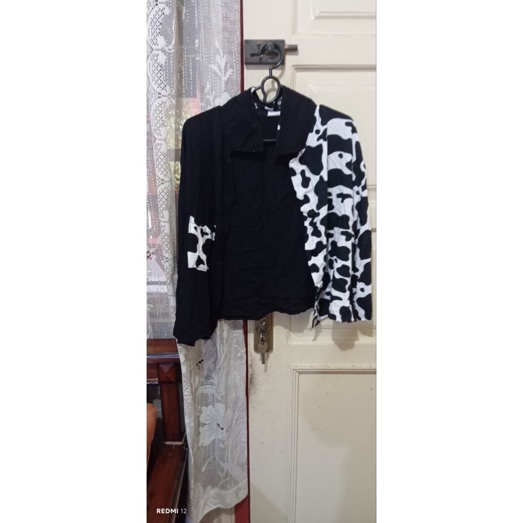Crop Jacket Preloved Motif Hitam Putih – Cow Pattern (Unik & Stylish)